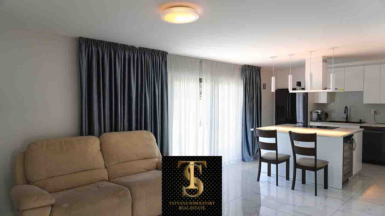 Modern open kitchen and dining area – house for rent in Hallandale