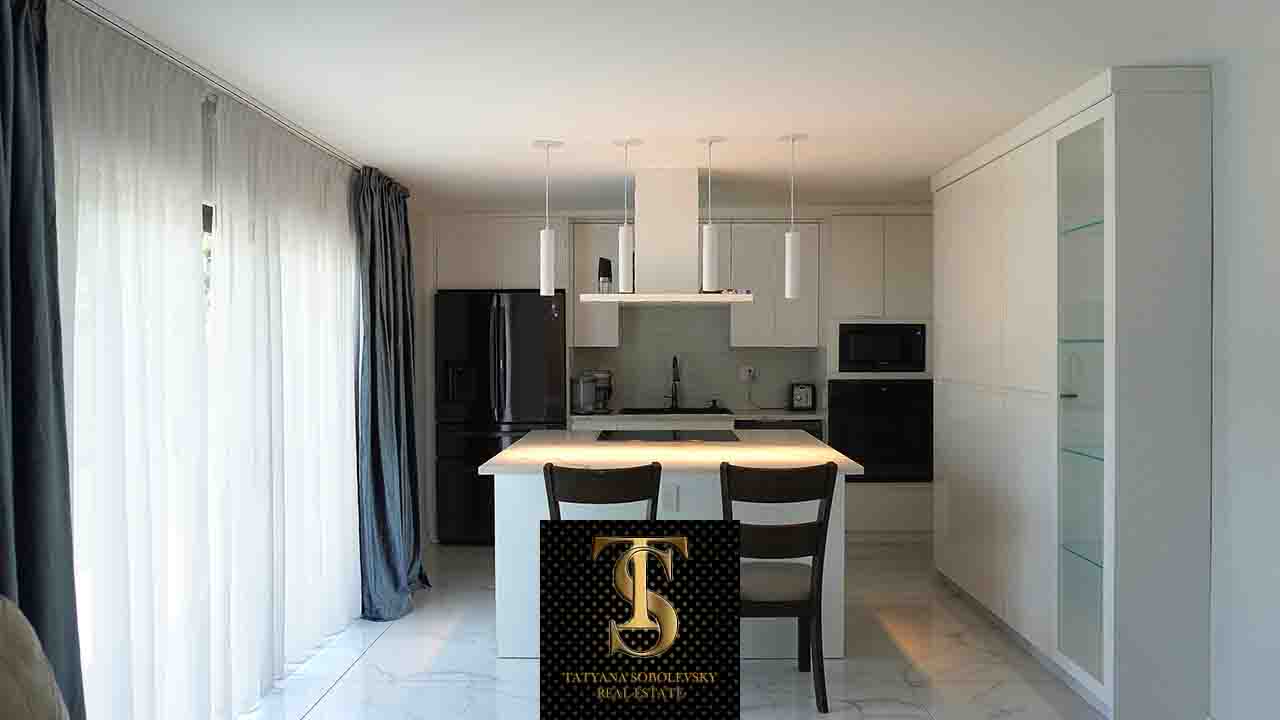 kitchen with sofa and large cooking area – house for rent in Hallandale