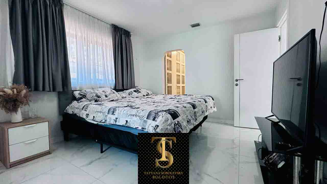 First Bedroom with natural light – house for rent in Hallandale