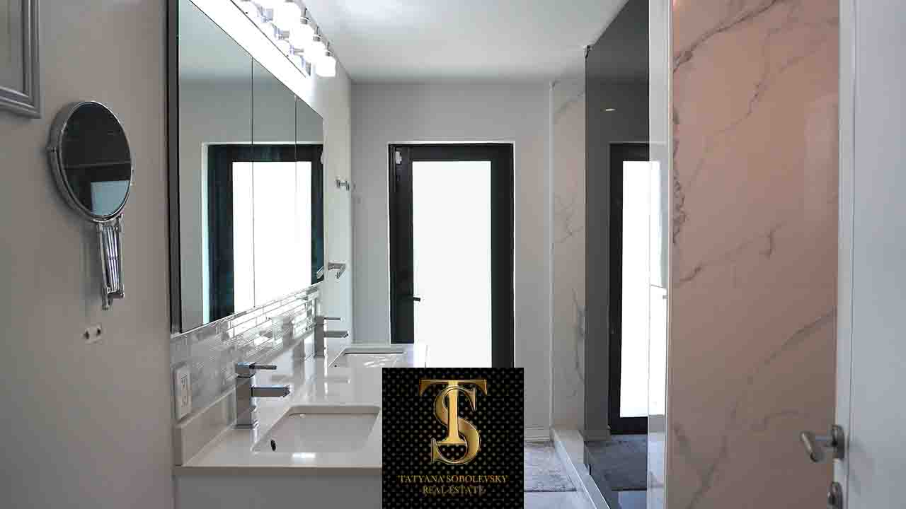 Bathroom with glass shower – house for rent in Hallandale
