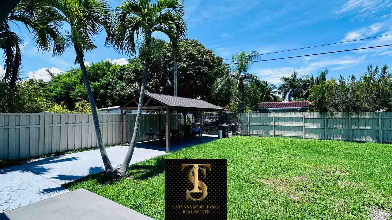 Large backyard with lawn and barbecue zone – house for rent in Hallandale